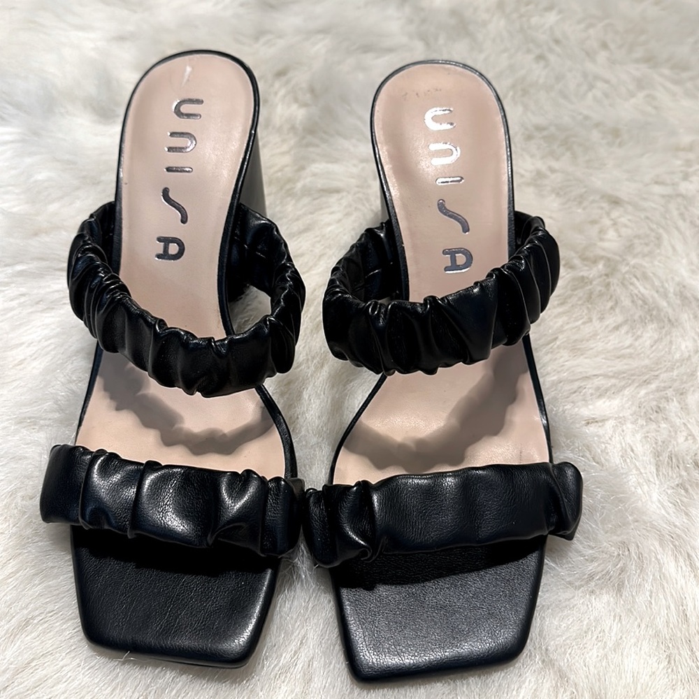3/$25 NWOT Black Scrunch Strap Sandals Size 7